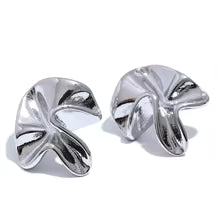 No.P002　FLOWER STUD EARRINGS