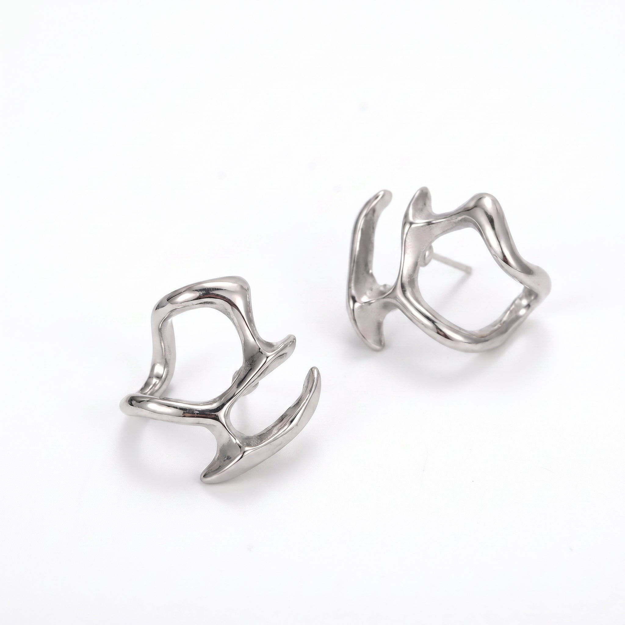No.P003 Serene Curve Earring