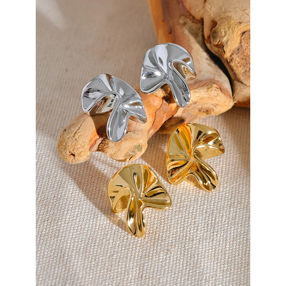 No.P002　FLOWER STUD EARRINGS