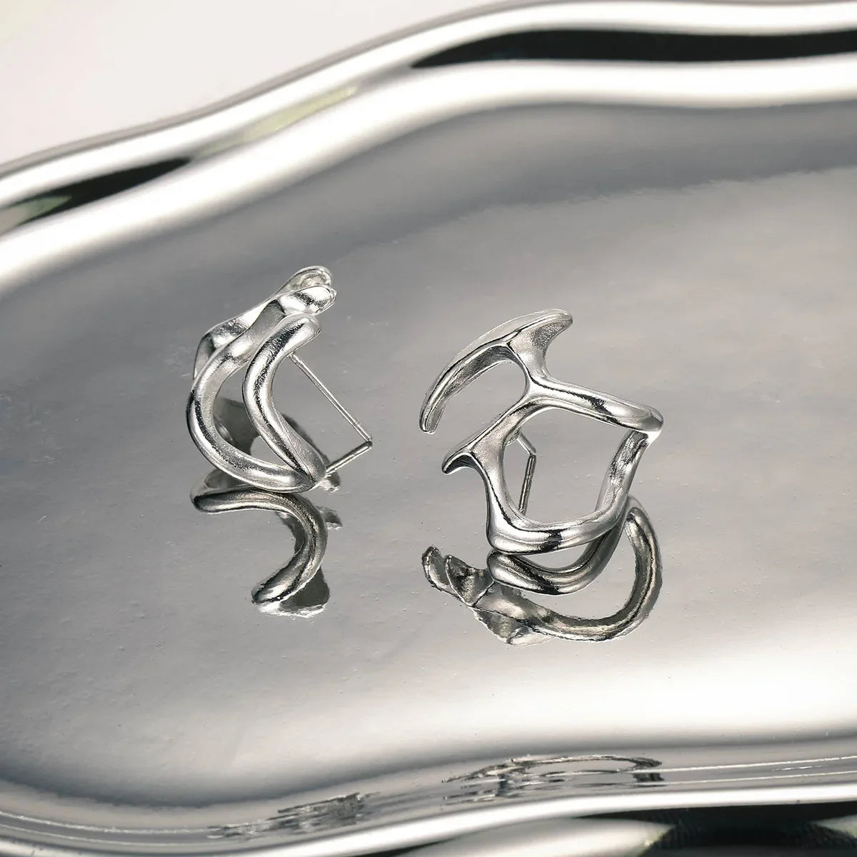 No.P003 Serene Curve Earring